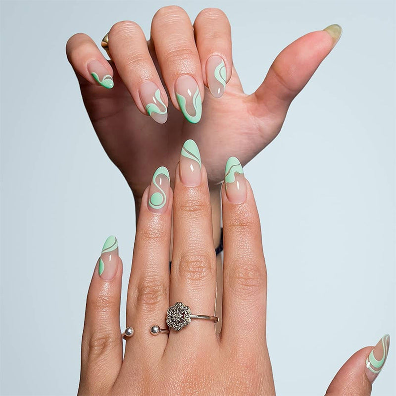 Kunstvolle Nageldesign mit geschwungenen Linien Karnz