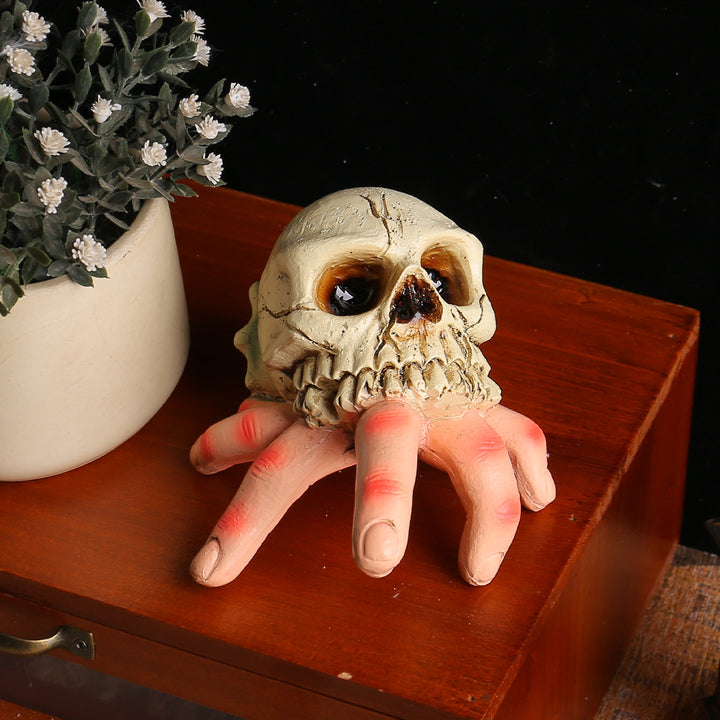 Detaillierte Halloween-Dekoskulptur Schädel mit greifender Hand