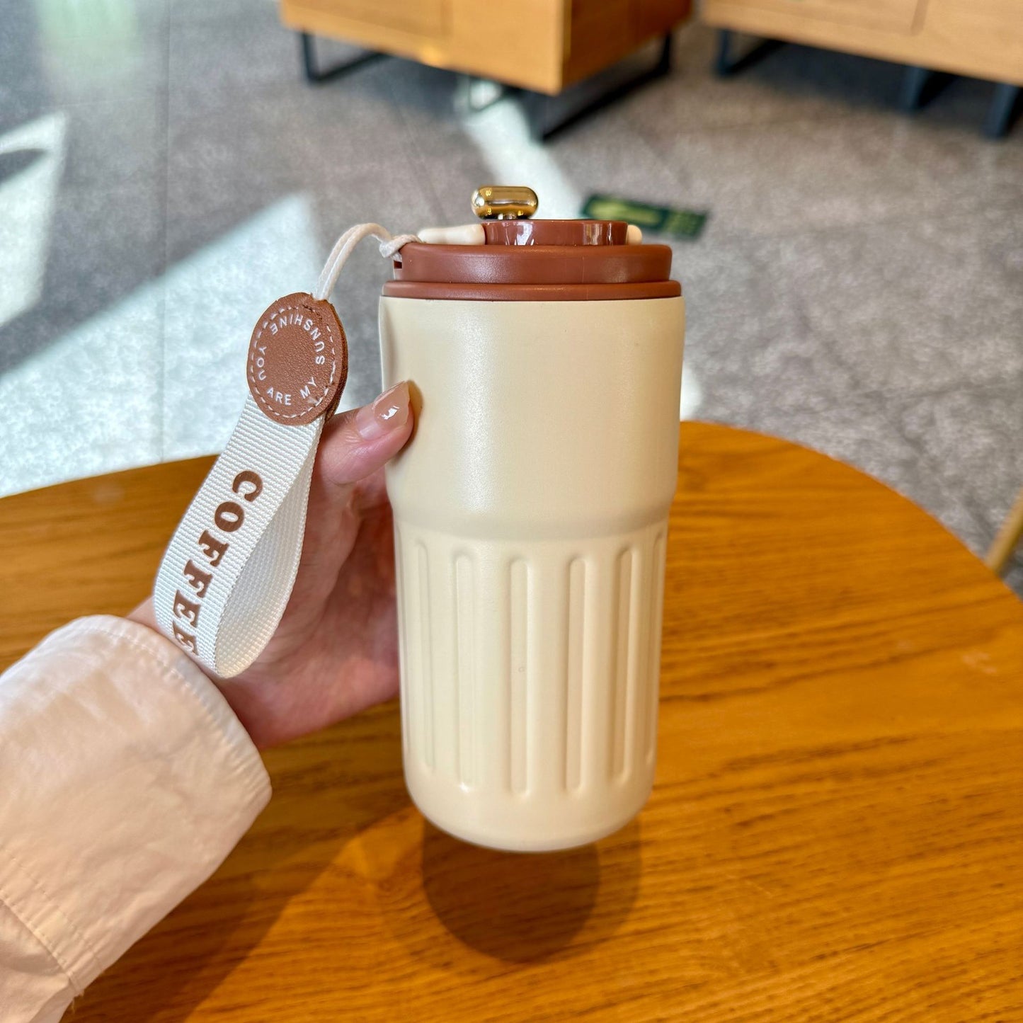 Damen isolierter Kaffeebecher mit praktischer Halteschlaufe Karnz