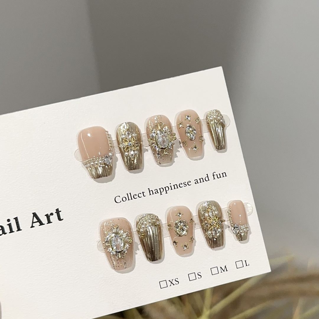 Glamouröse mit Schmuck verzierte Press-On Nagelkunst