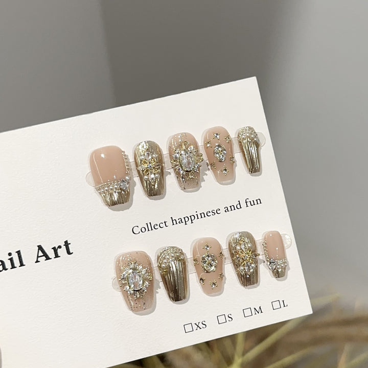 Glamouröse mit Schmuck verzierte Press-On Nagelkunst