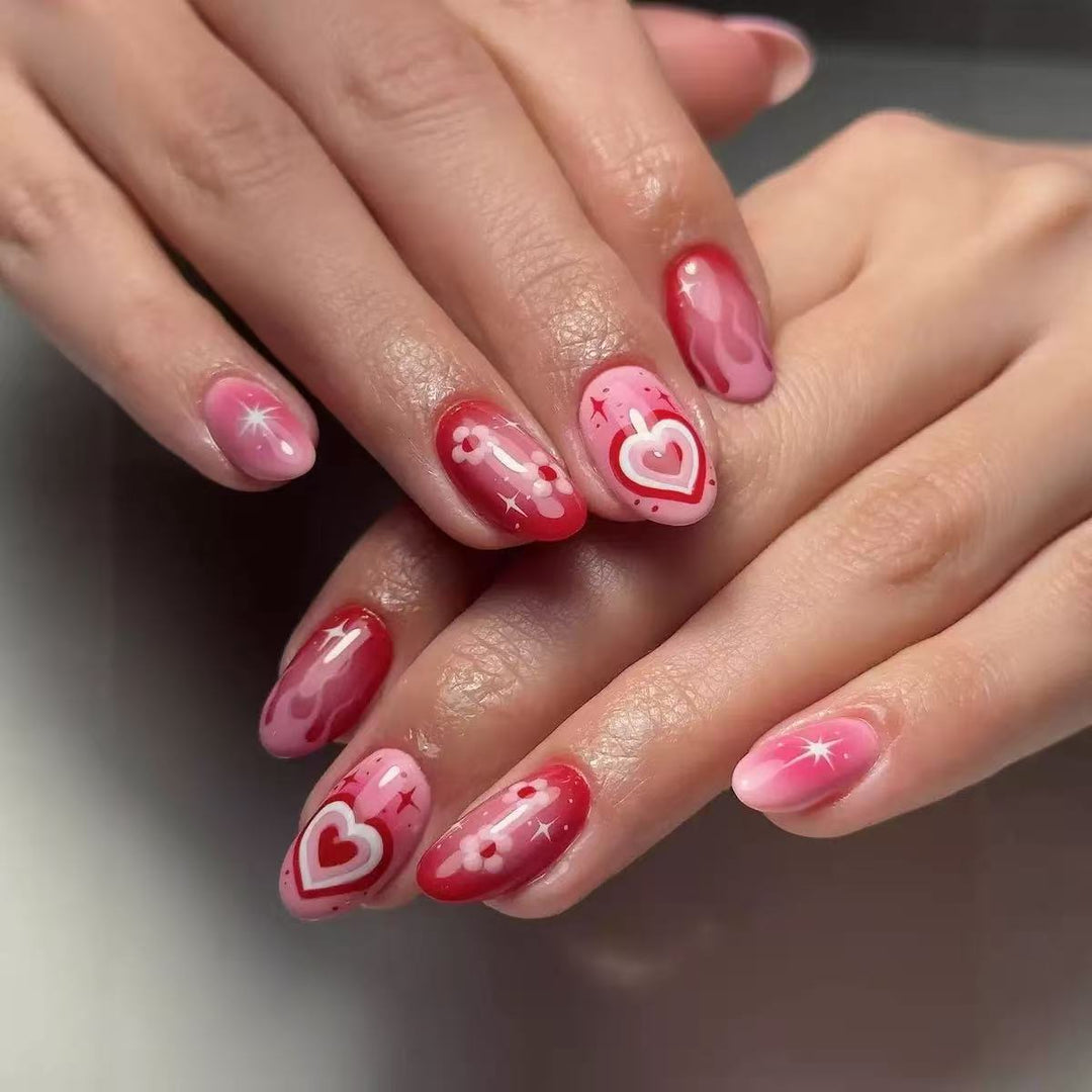 Kunstnagelset mit romantischen Herz-Design und glitzernden Akzenten Karnz