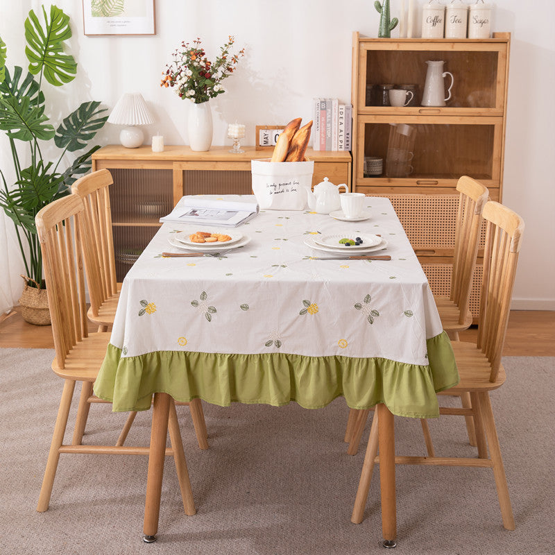 Bestickte florale Rüschentischdecke