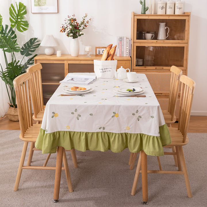 Bestickte florale Rüschentischdecke