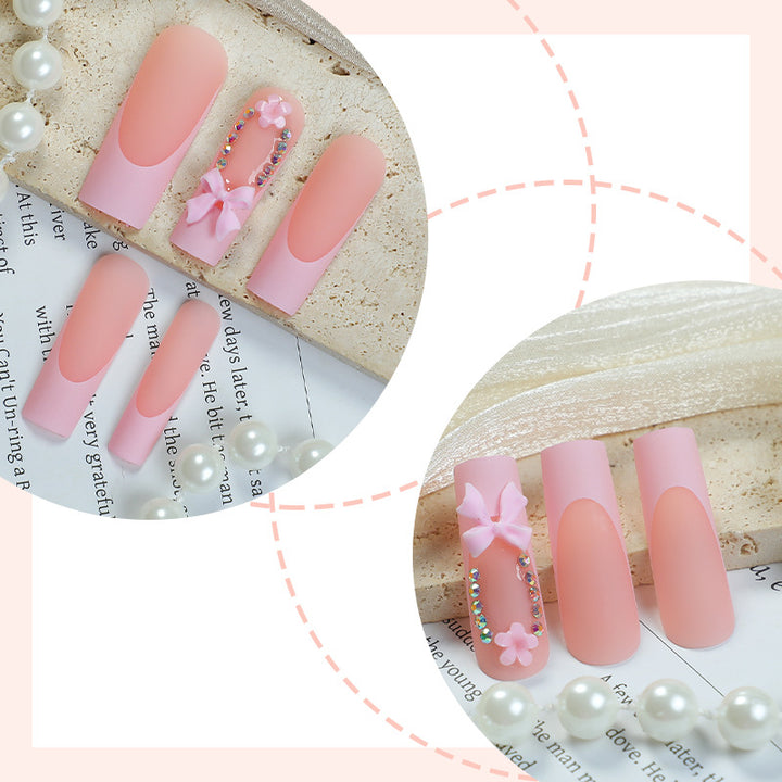 Dekorative Press-On Nagelkunst mit floralen und Schleifenakzenten Karnz