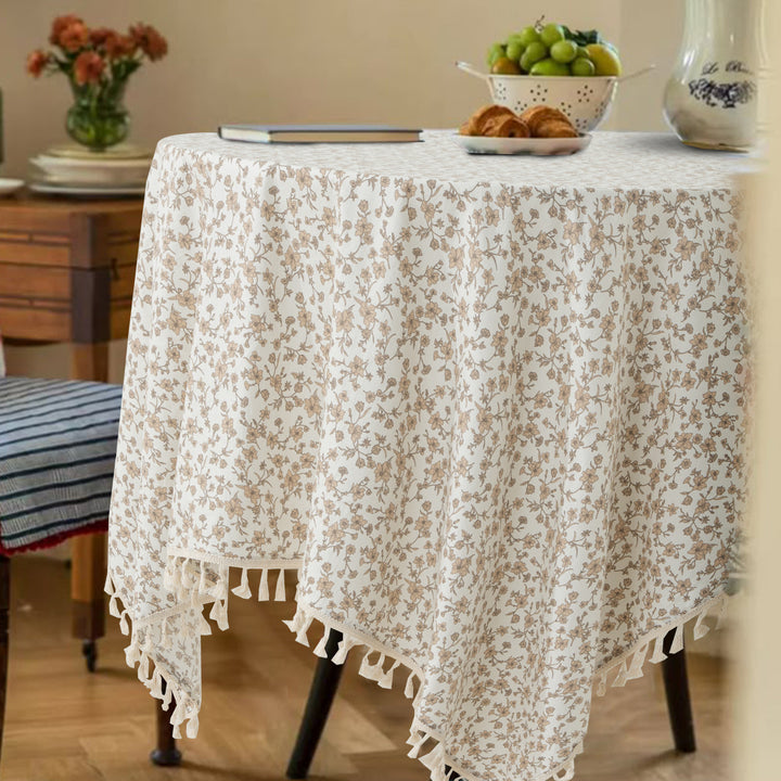 Rechteckige Tischdecke aus Baumwoll-Leinenmischung mit zartem Blumenprint und Quasten