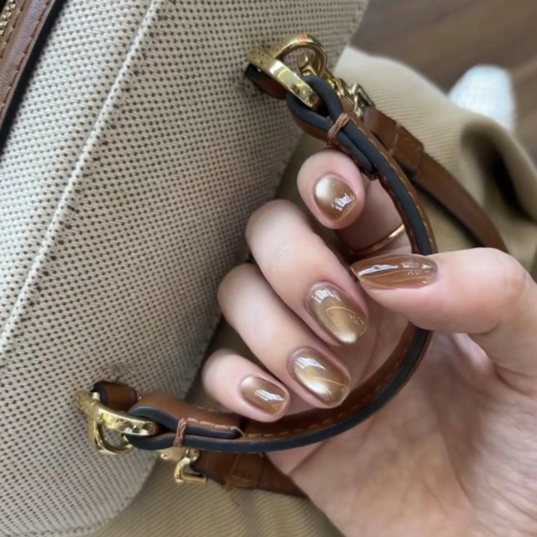 Elegante Nagelkunst mit Glitzerverzierungen Karnz