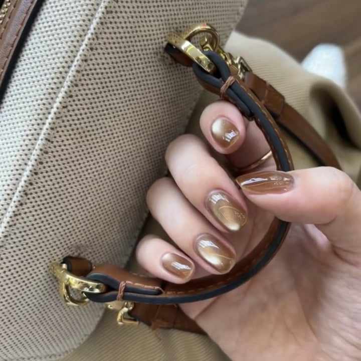 Elegante Nagelkunst mit Glitzerverzierungen Karnz