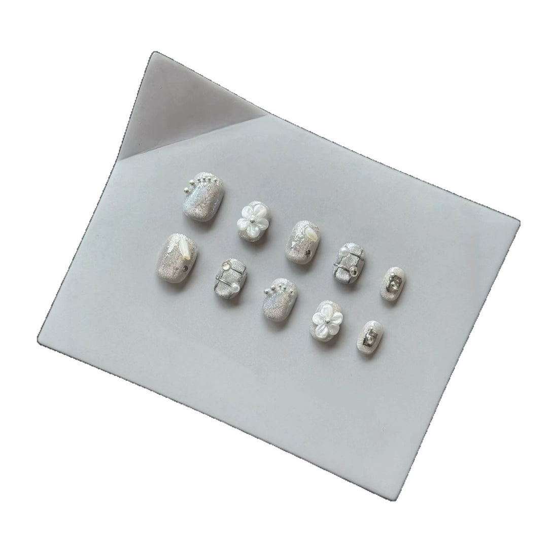 Elegantes Druck-On-Nagelkunst-Set mit funkelnden Blumendesigns