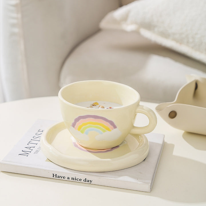 Steinzeug-Frühstücksbecher mit Unterteller und reliefiertem Regenbogenmotiv