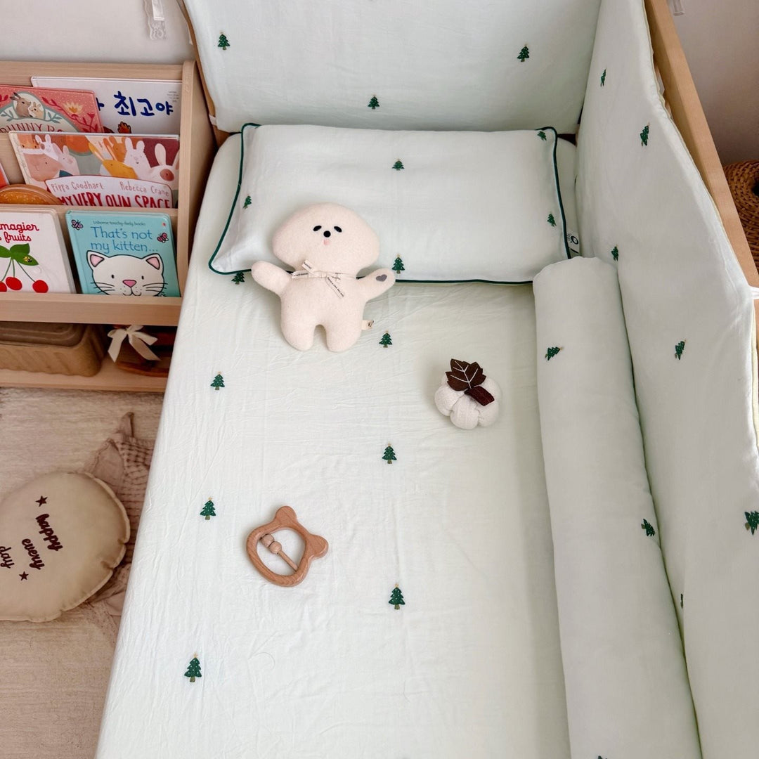 Babyausstattung Bettwäscheset mit Erdbeerstickerei und Nestchen