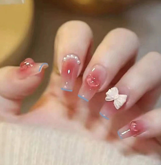 Elegantes Nageldesign mit Perlenverzierung Karnz