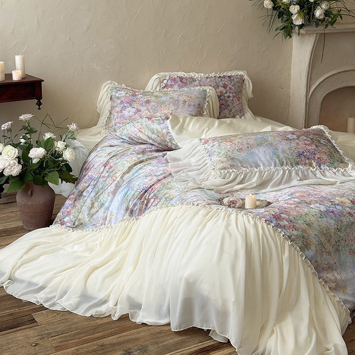 Elegante Bettgarnitur mit floralem Aquarelldruck und gerafftem Volant