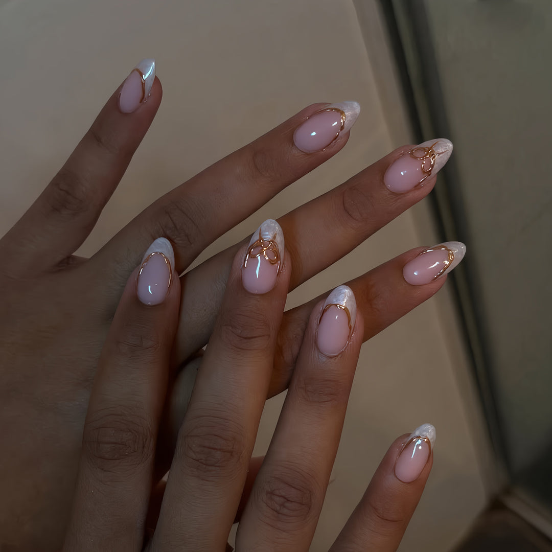 Elegantes French Tip Press-On Nagelkunstset mit goldenen Akzenten Karnz