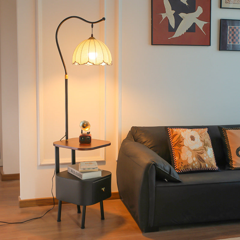 Stilvolle Stehlampe mit integriertem Beistelltisch