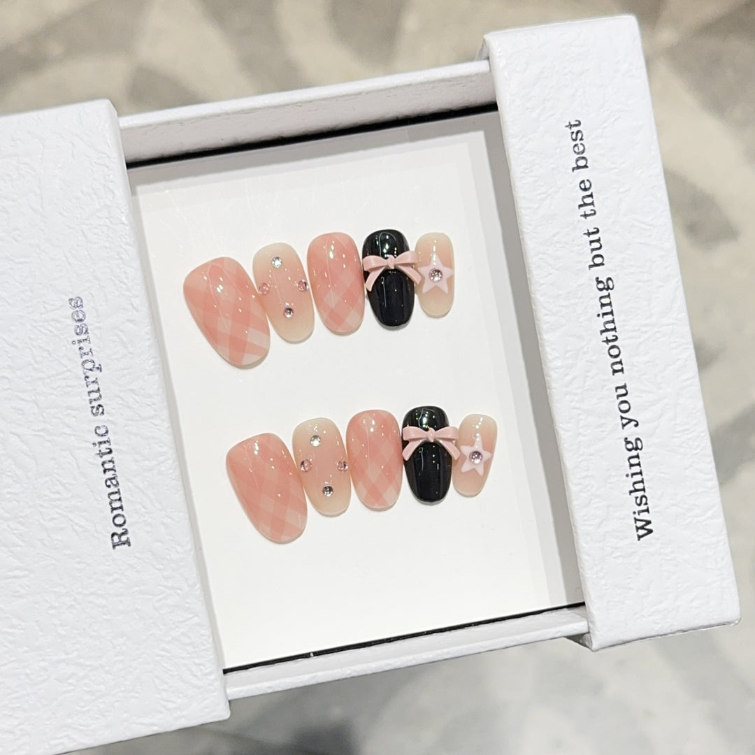 Kunstnägel mit Romantischem Design und Glitzerdetails Karnz
