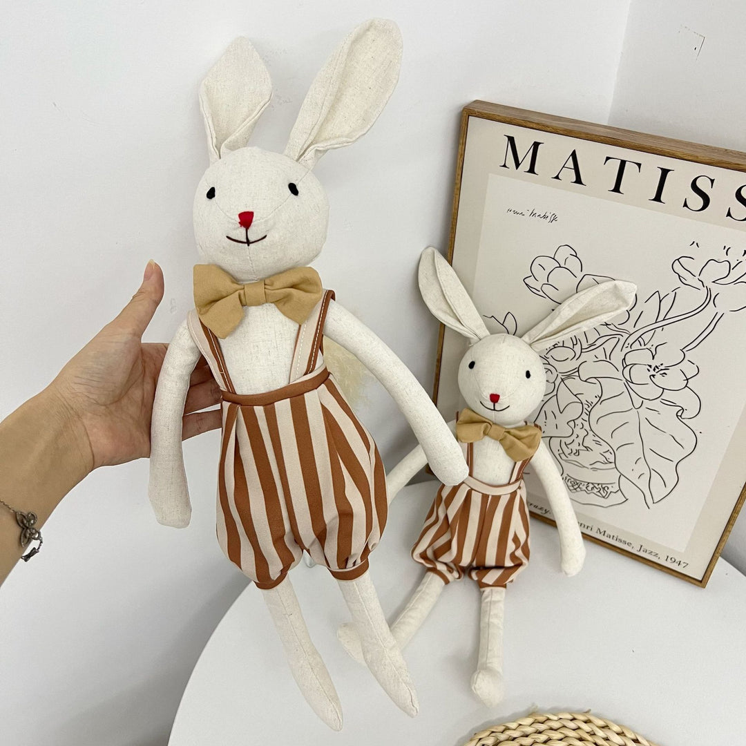 Langbeinige Organic-Leinen-Hasenpuppe mit bestickten Karotten-Latzhosen