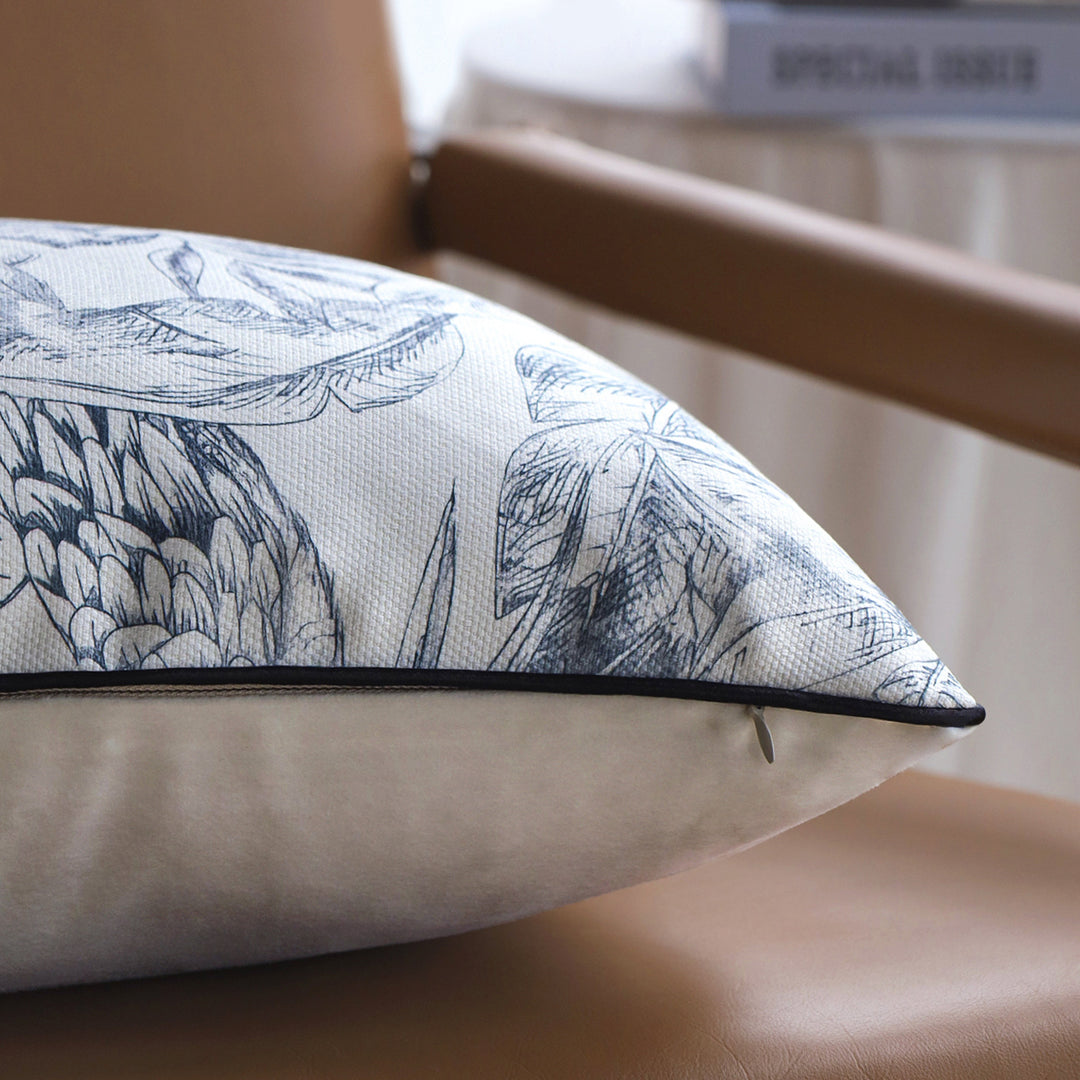 Elegantes Kissen mit floralen Motiven