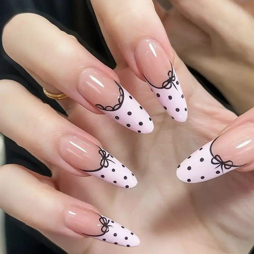 Elegante Kunstnägel mit Schleifen-Design und Punkten Karnz