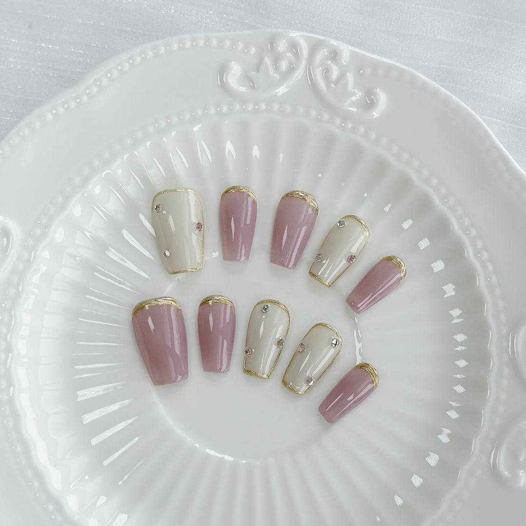 Glamourös Dekorativer Press-On Nail Set mit Goldakzenten