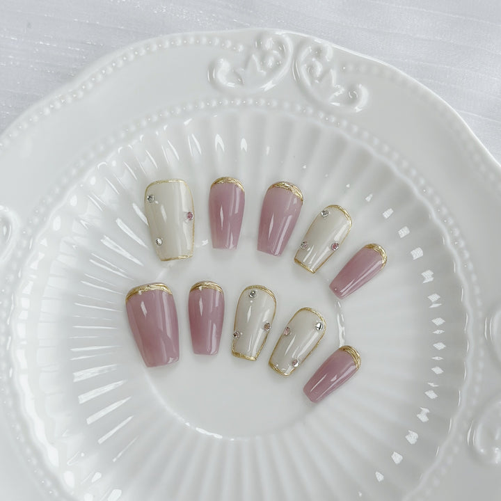 Glamourös Dekorativer Press-On Nail Set mit Goldakzenten