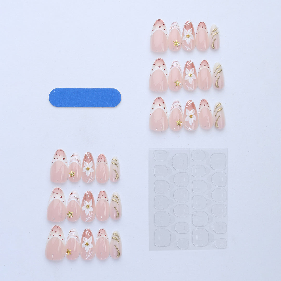 Kunstnagelset mit floralen und eleganten Details Karnz