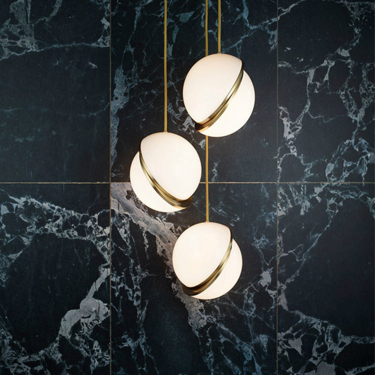 Moderner minimalistischer Pendelleuchte mit eleganten goldenen Akzenten