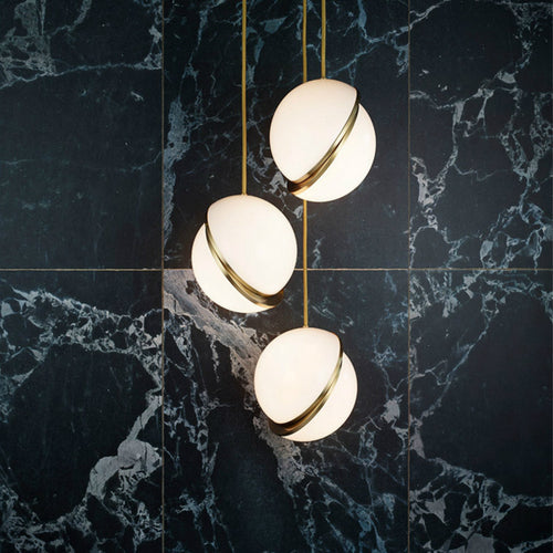 Moderner minimalistischer Pendelleuchte mit eleganten goldenen Akzenten