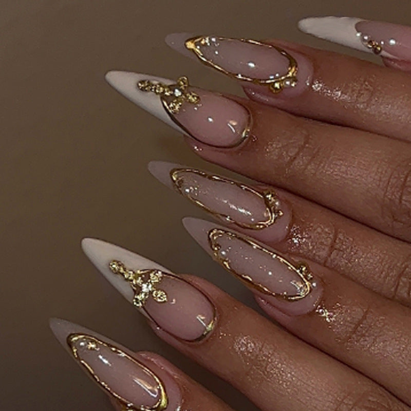 Kunstnagelset mit luxuriösem Glitzer und eleganten Formen Karnz