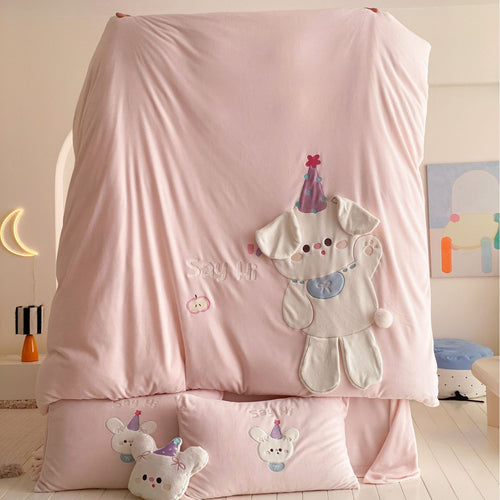 Kinder-Bettwäsche-Set mit appliziertem Kuschelhasen, gesteppter Decke und dekorativen Kissen