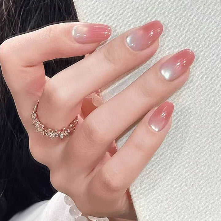 Elegante Kunstfingernägel Im Sanften Ombre-Look Karnz