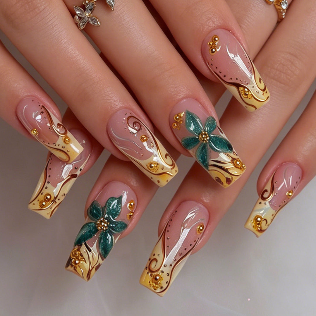 Elegante florale Nagelverlängerungen Karnz