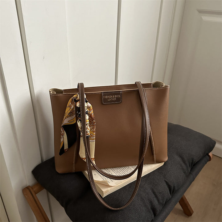 Elegante Leder Tragetasche mit dekorativem Schal