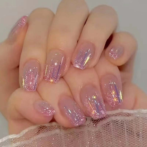 Glitzernde Kunstnägel mit 3D-Effekten Karnz