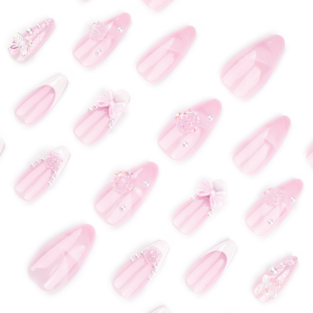 Kunstvolle Nagelverlängerungen mit floralen Verzierungen und Glitzerakzenten Karnz