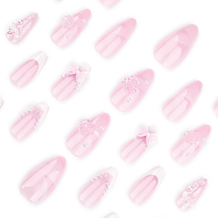 Kunstvolle Nagelverlängerungen mit floralen Verzierungen und Glitzerakzenten Karnz
