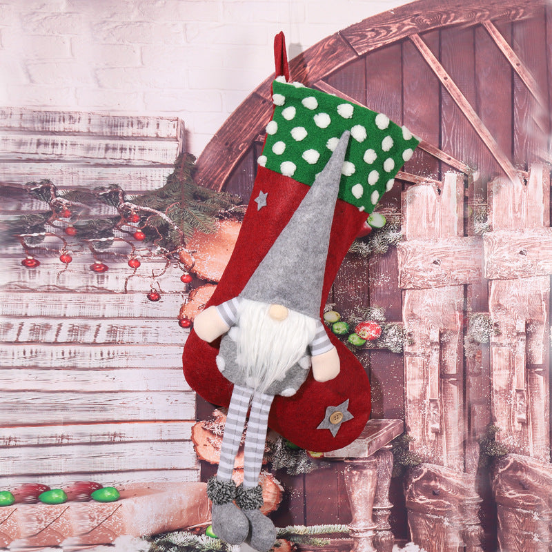 Verspielter Weihnachtsstrumpf mit Gnom-Motiv Karnz