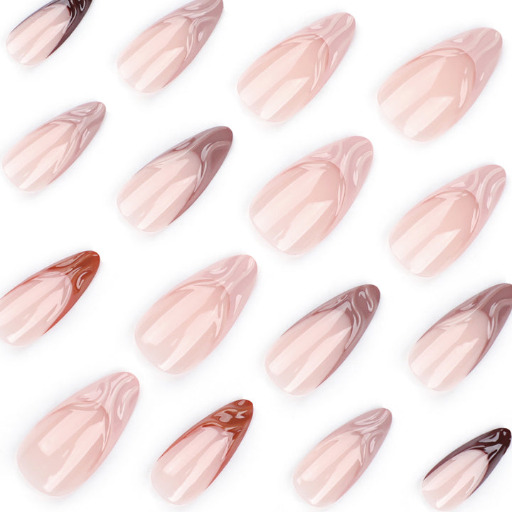 Kunstvolle Stiletto-Nägel mit elegantem Farbverlauf und Glitzerakzenten Karnz