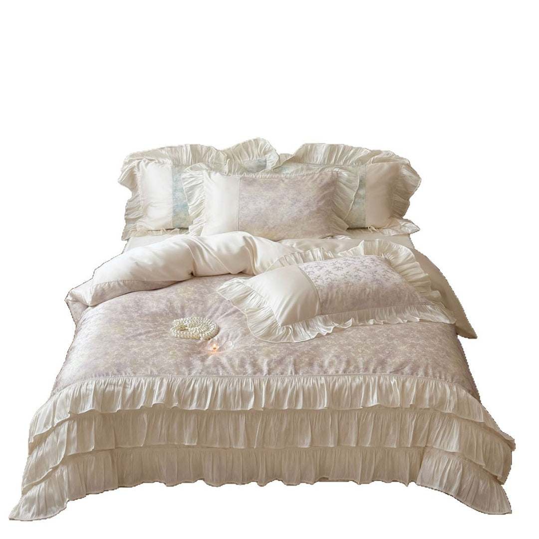 Romantisches Bettwäscheset aus Baumwollsatin mit Rüschenvolant und zartem Blumenprint