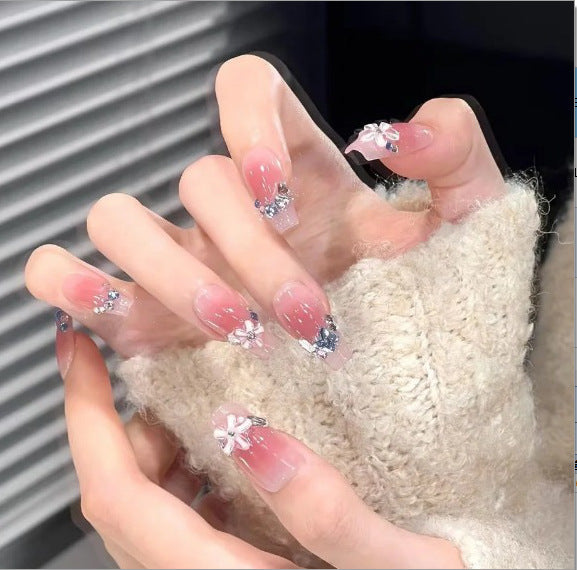 Glamouröse Nagelkunst mit Perlen und Glitzer Karnz