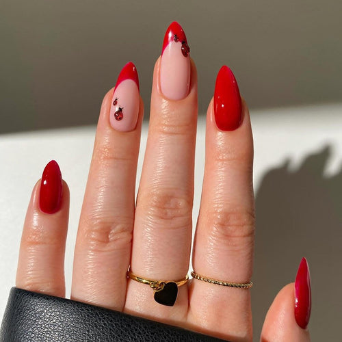 Künstlerisches Press-On-Nagelset mit einzigartigen Designs Karnz