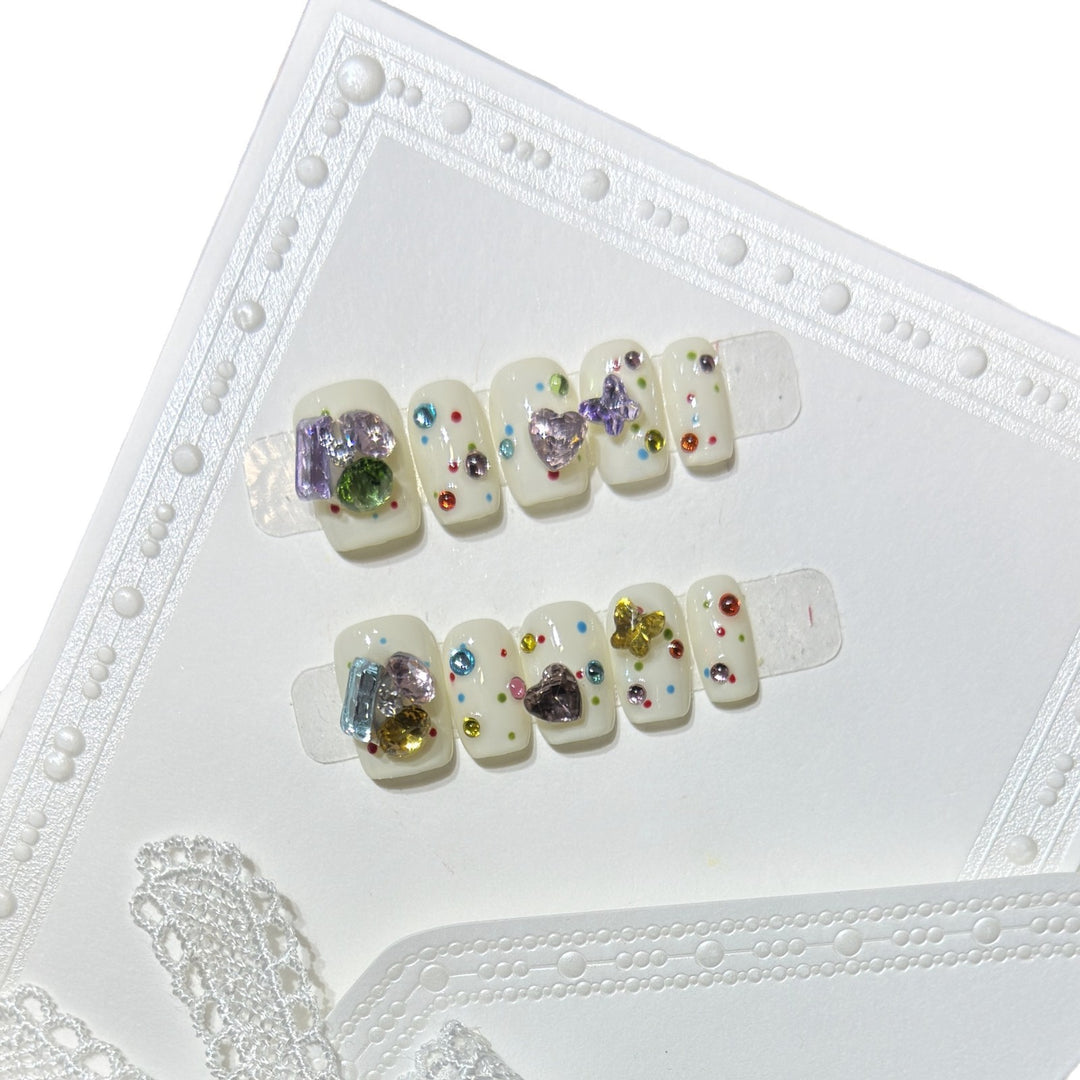 Dekoratives Press-On Nagelkunst-Set mit bunten Edelstein-Akzenten Karnz