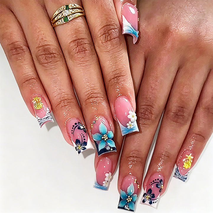 Elegante Kunstnagelspitzen mit Goldakzenten Karnz