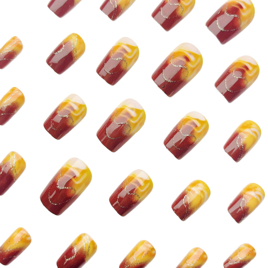 Kunstnagelset mit Marmoriertem Design und Goldakzenten Karnz