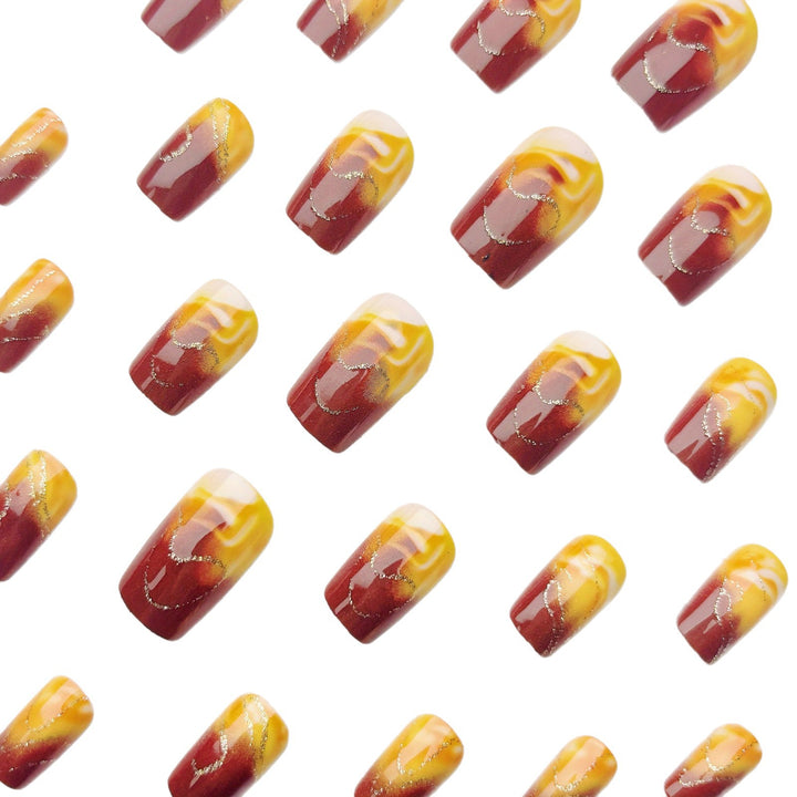 Kunstnagelset mit Marmoriertem Design und Goldakzenten Karnz