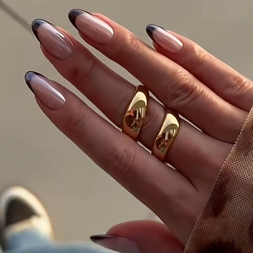 Glamouröse Press-On Nagelset mit hochglänzender Oberfläche und eleganten French Tips Karnz