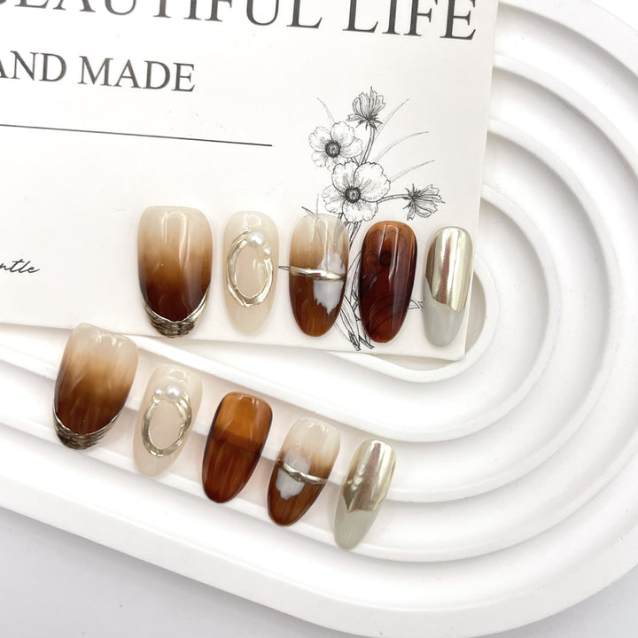 Stylisches Press-On Nail Art Set mit einzigartigen metallischen und Marmor-Designs