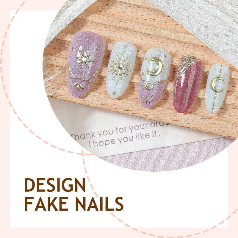 Kunstnagelset mit zarten Goldverzierungen und mystischen Motiven Karnz