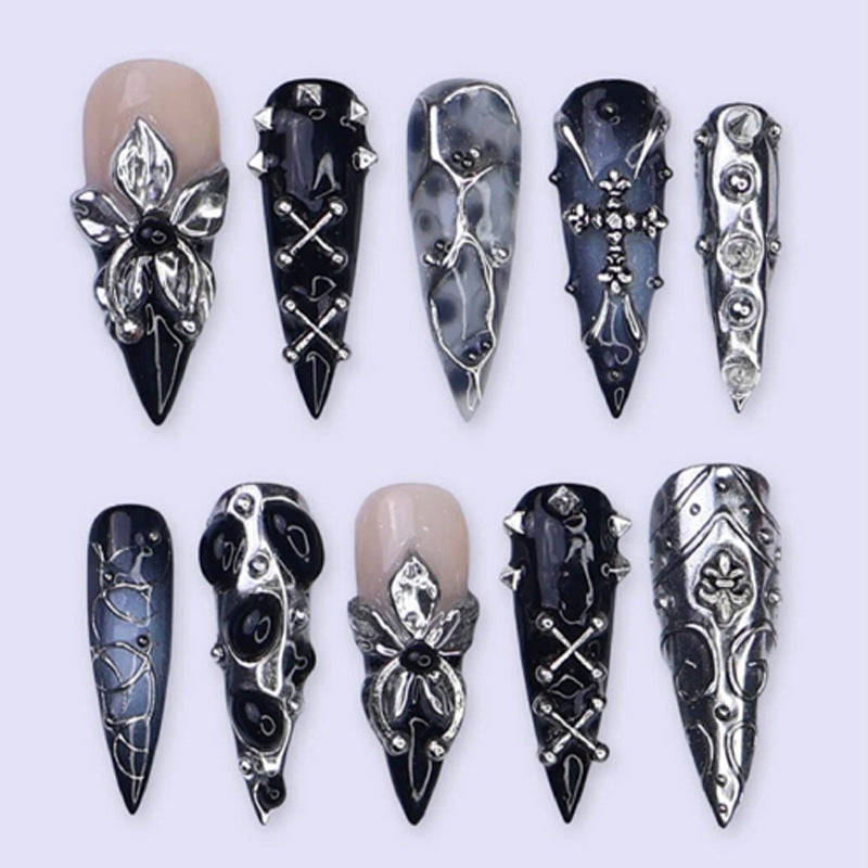 Kunstnagelset mit eleganten 3D-Verzierungen und stilvollen Akzenten Karnz