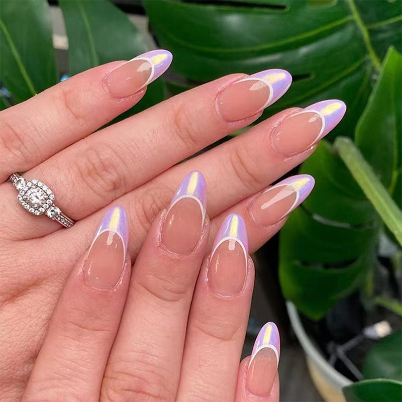 Kunstvolle Stiletto-Nägel mit modernen Farbverläufen Karnz